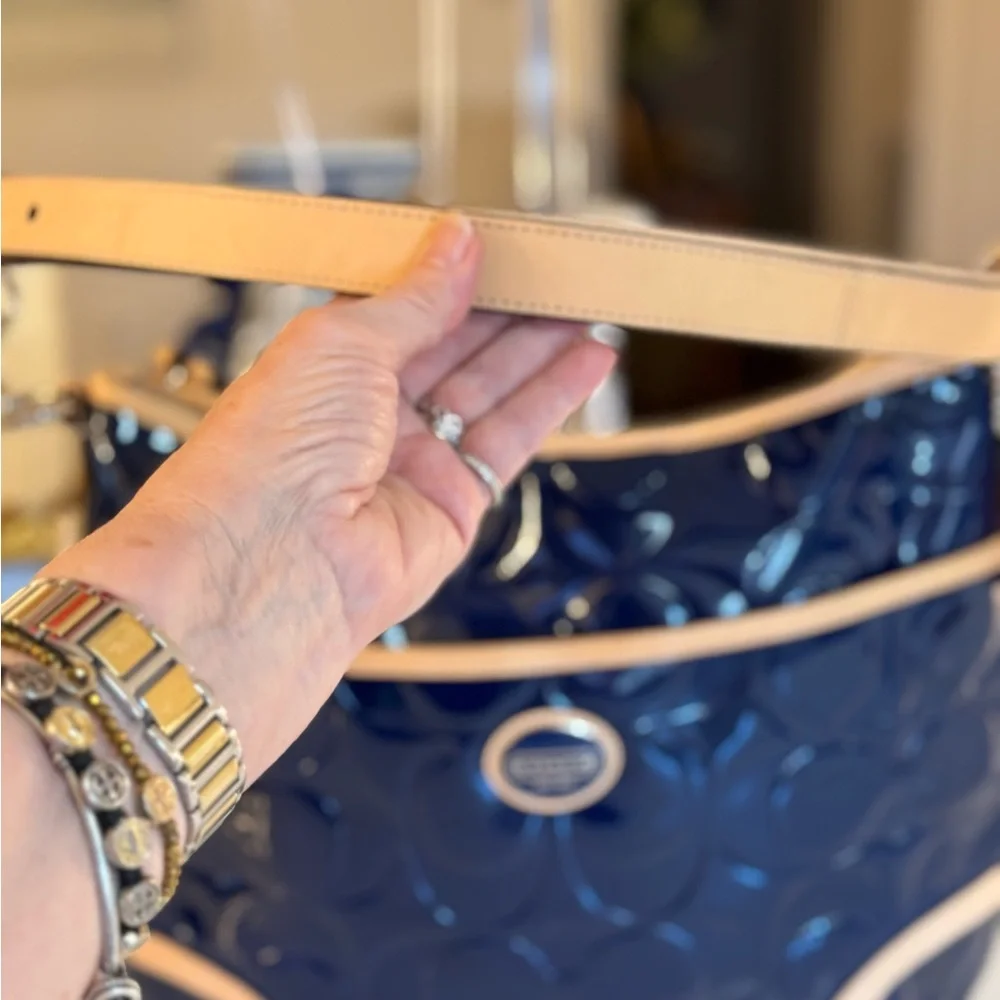 ๐๐ NWT COACH PEYTON NAVY PATIENT LEATHER BAG! - Picture 9 of 13